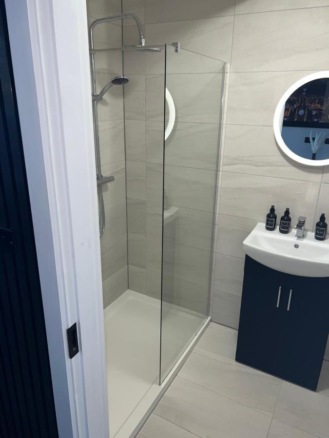 128 Anfield Road Hotel Liverpool Bagian luar foto